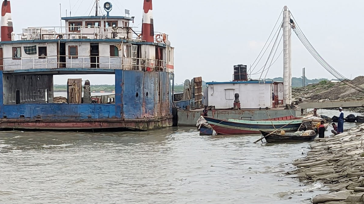 শরীয়তপুর-চাঁদপুর রুটে ফেরি চলাচল বন্ধ