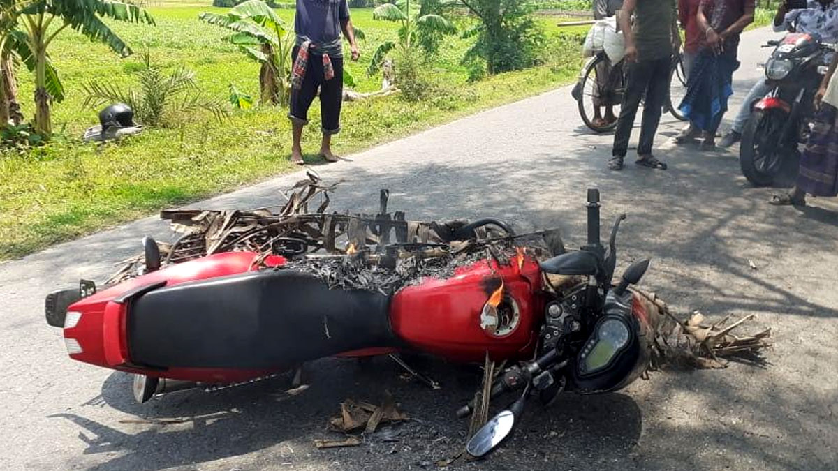 ড্রাইভিং লাইসেন্স না থাকায় মামলা, মোটরসাইকেলে আগুন দিলেন ছাত্র 