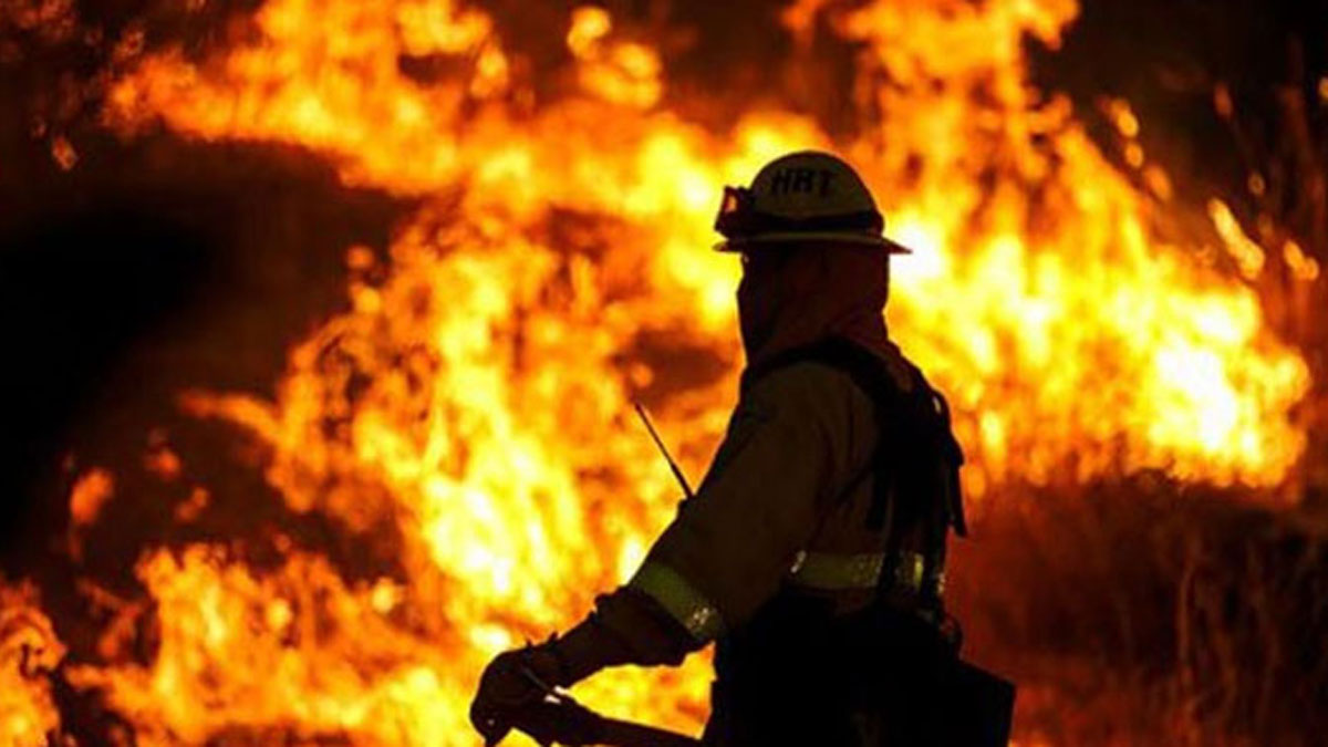 আদাবরে ৮ তলা ভবনে আগুন, নিয়ন্ত্রণে ফায়ারের ৫ ইউনিট