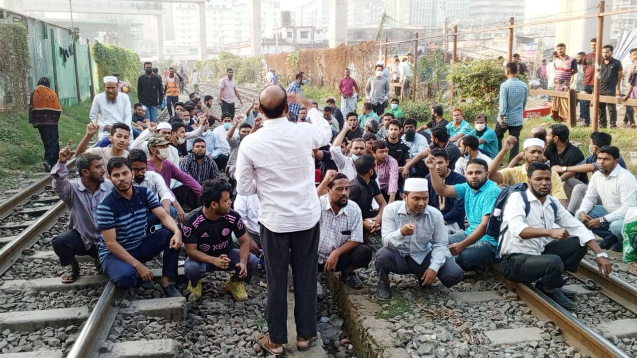 দ্বিতীয় দিনেও রাজধানীর বিভিন্ন স্থানে জামায়াতের সড়ক-রেলপথ অবরোধ