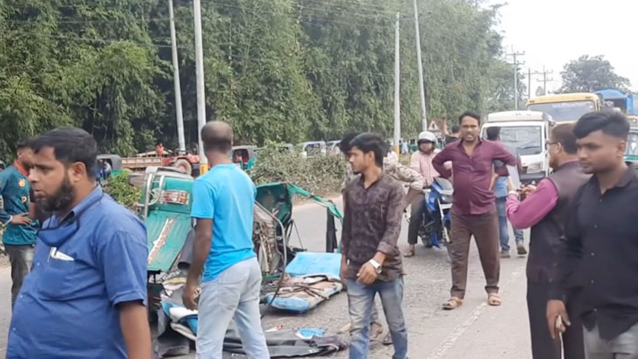 হবিগঞ্জে ট্রাকের ধাক্কায় প্রাণ গেল অটোচালকের, গুরুতর আহত ২  