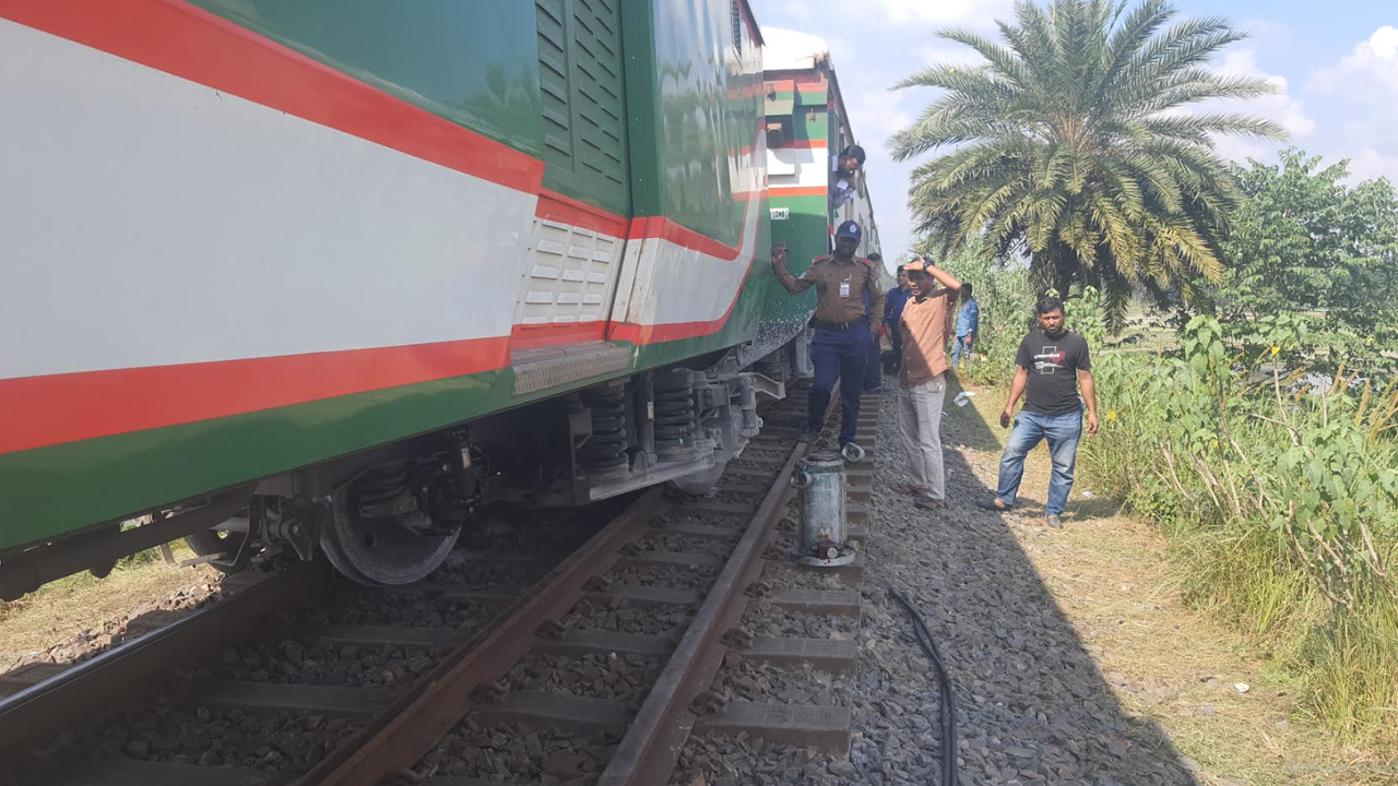 বগি লাইনচ্যুত : উদ্ধার করতে আসা রিলিফ ট্রেনও বিকল