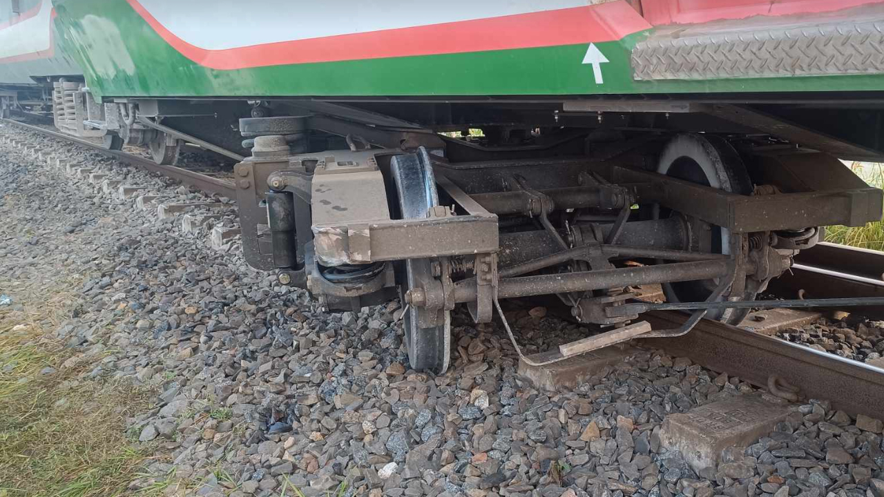 বগি লাইনচ্যুত, উত্তরবঙ্গের সঙ্গে ঢাকার রেল যোগাযোগ বিচ্ছিন্ন