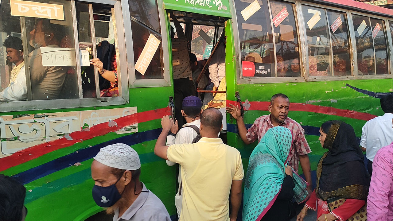 সড়কে সতর্ক চোখ পুলিশের, আগের তুলনায় বেড়েছে গণপরিবহন