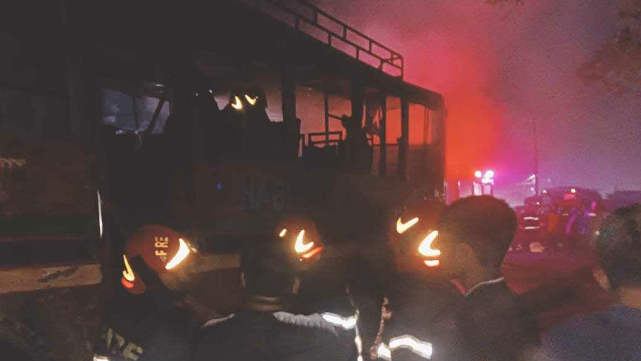 মিরপুর বেড়িবাঁধ এলাকায় শুকতারা পরিবহনের বাসে আগুন