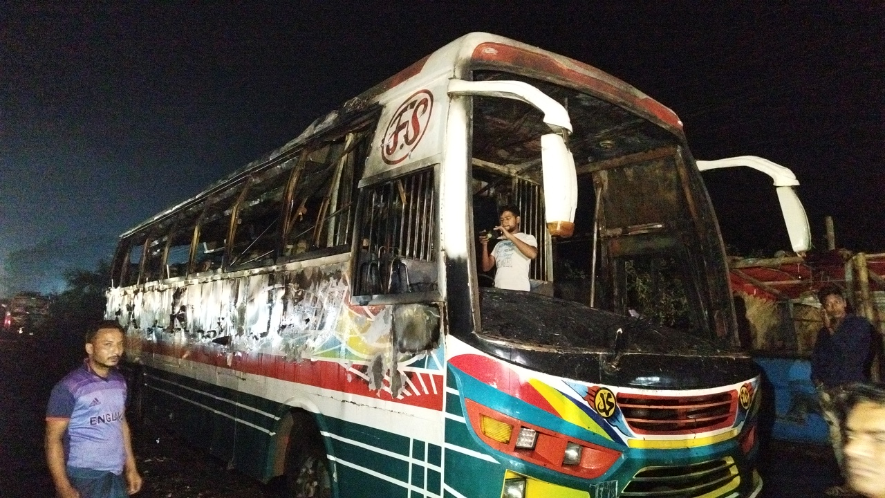 ফেনীতে বাসে আগুন : সিসি ক্যামেরা বন্ধ থাকা নিয়ে বাড়ছে রহস্য