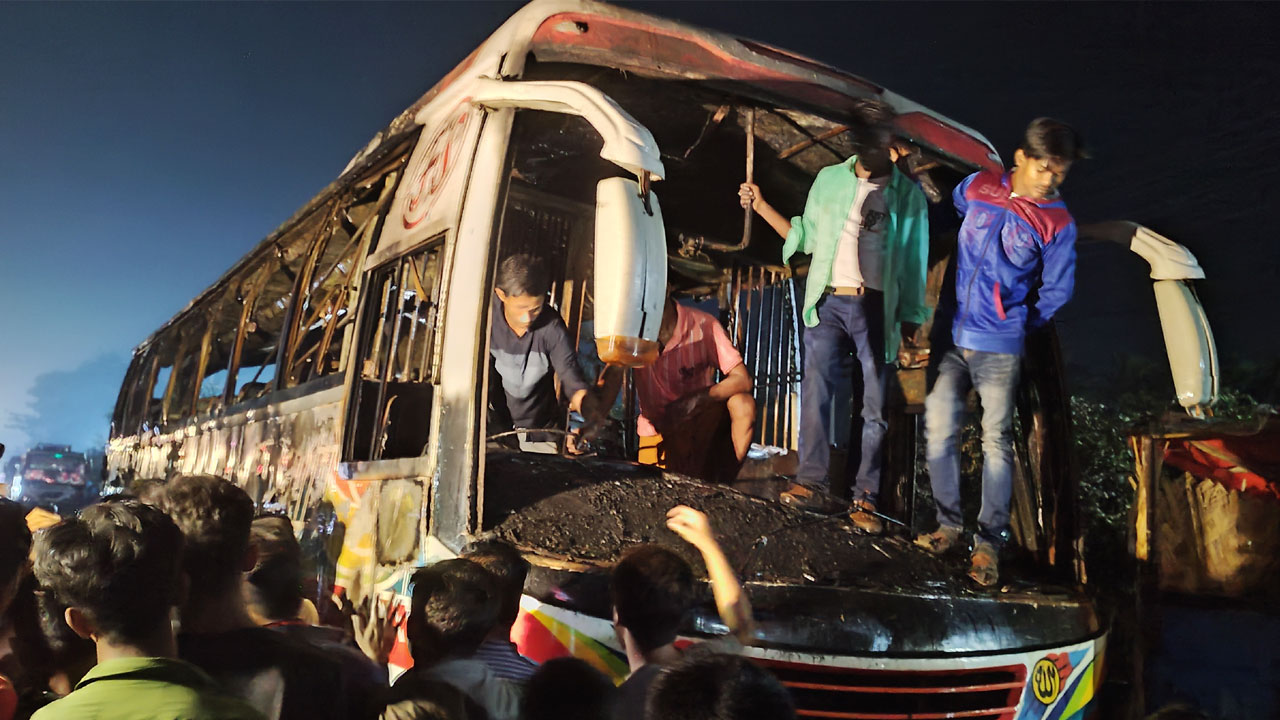 ফেনীতে দাঁড়িয়ে থাকা বাসে আগুন