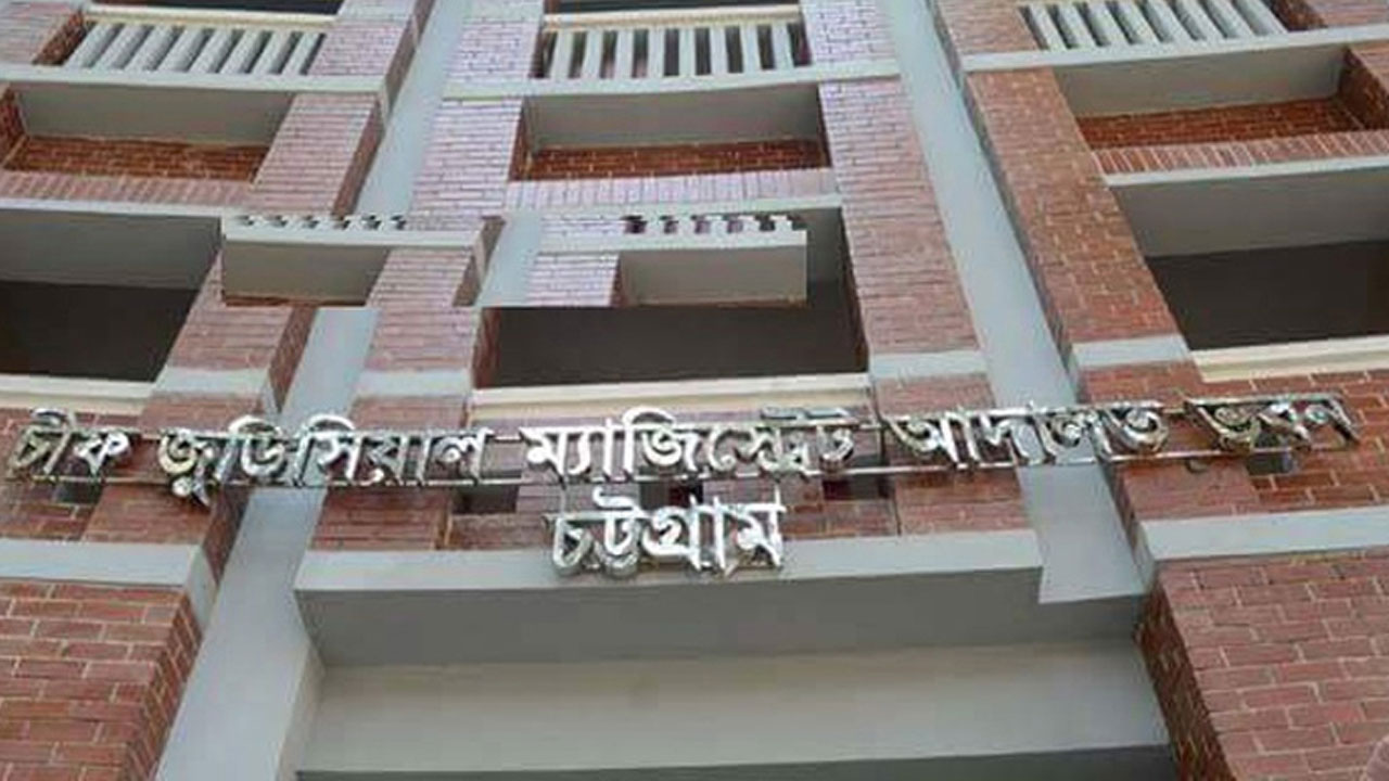 ভরণপোষণ না দেওয়ায় ছেলের বিরুদ্ধে মামলা, আসামি পুত্রবধূও