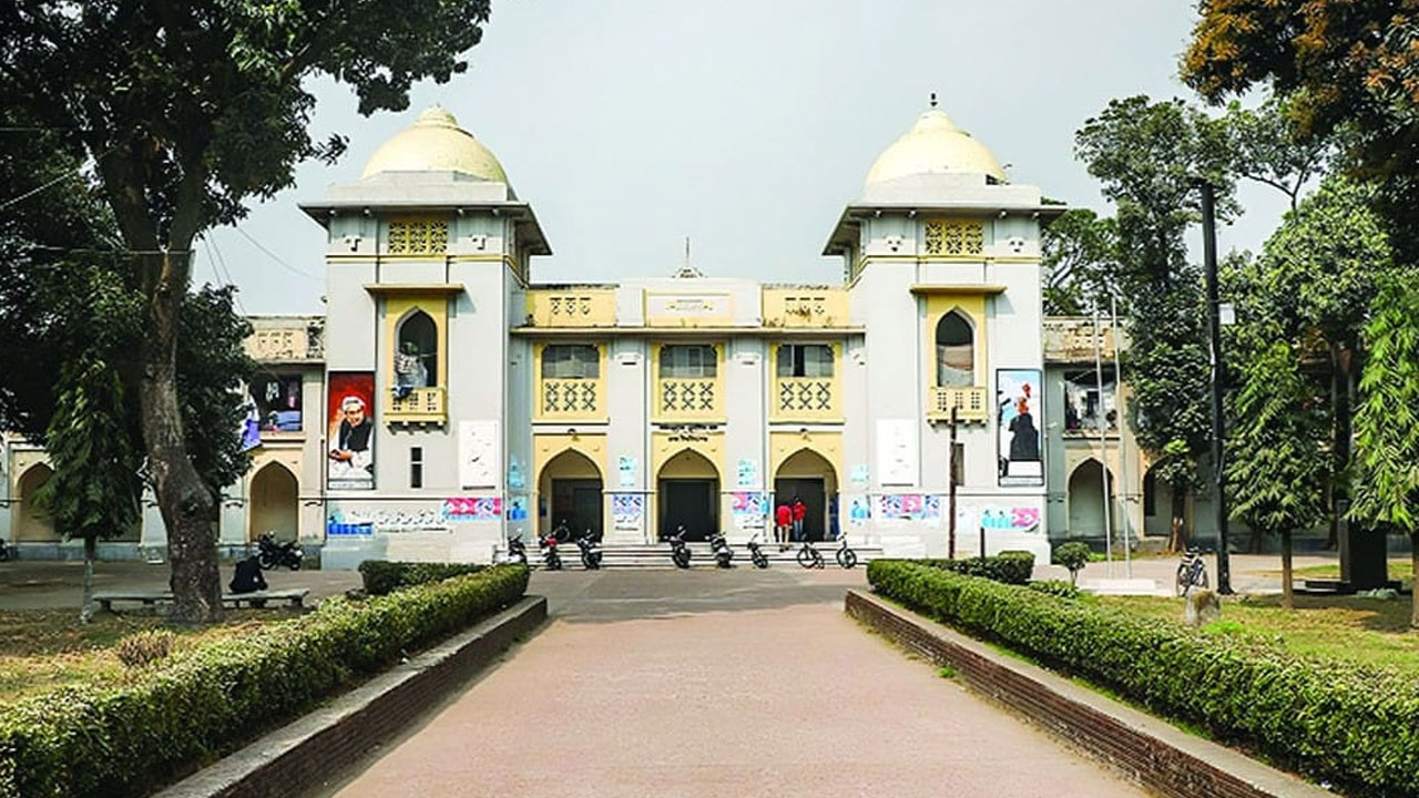 বিকল্প ব্যবস্থা না করেই হল ছাড়ার নির্দেশ, অনিশ্চয়তায় শিক্ষার্থীরা