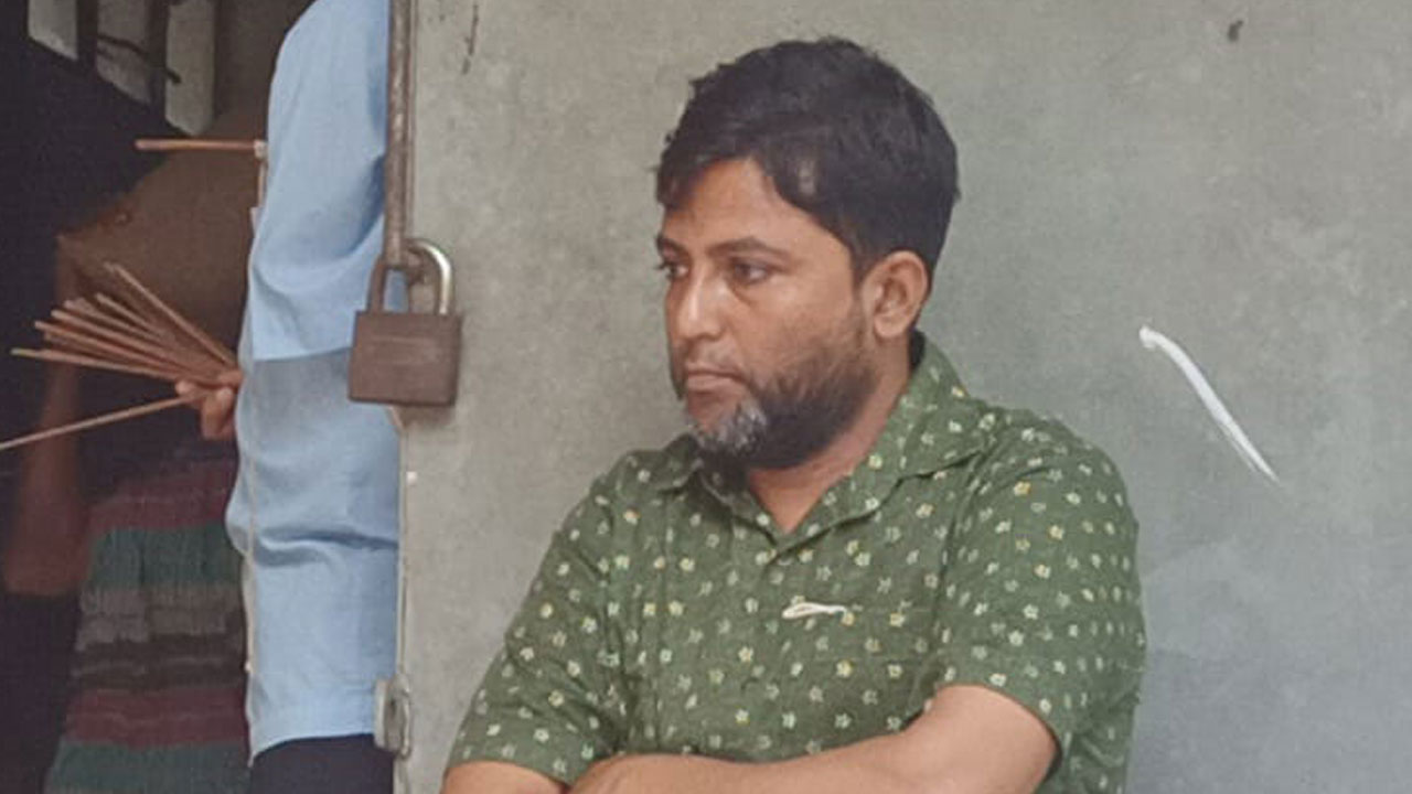 ১৮ টন চাল কিনে ঘাটতি পূরণ করলেন সেই খাদ্য কর্মকর্তা