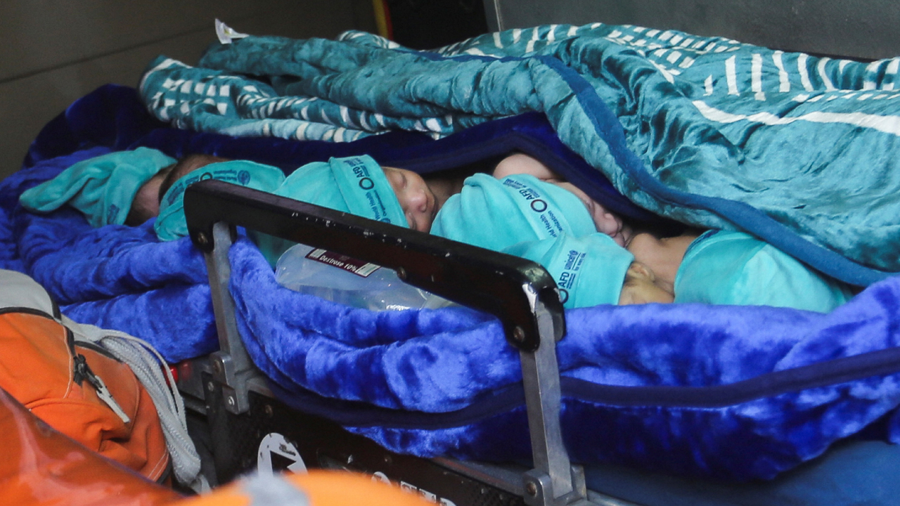 গাজায় ইনকিউবেটরে থাকা শিশুদের নেওয়া হলো মিসরে