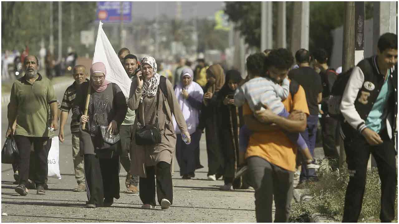 হাত উঁচিয়ে সাদা পতাকা উড়িয়ে গাজা ছাড়ছেন সাধারণ মানুষ