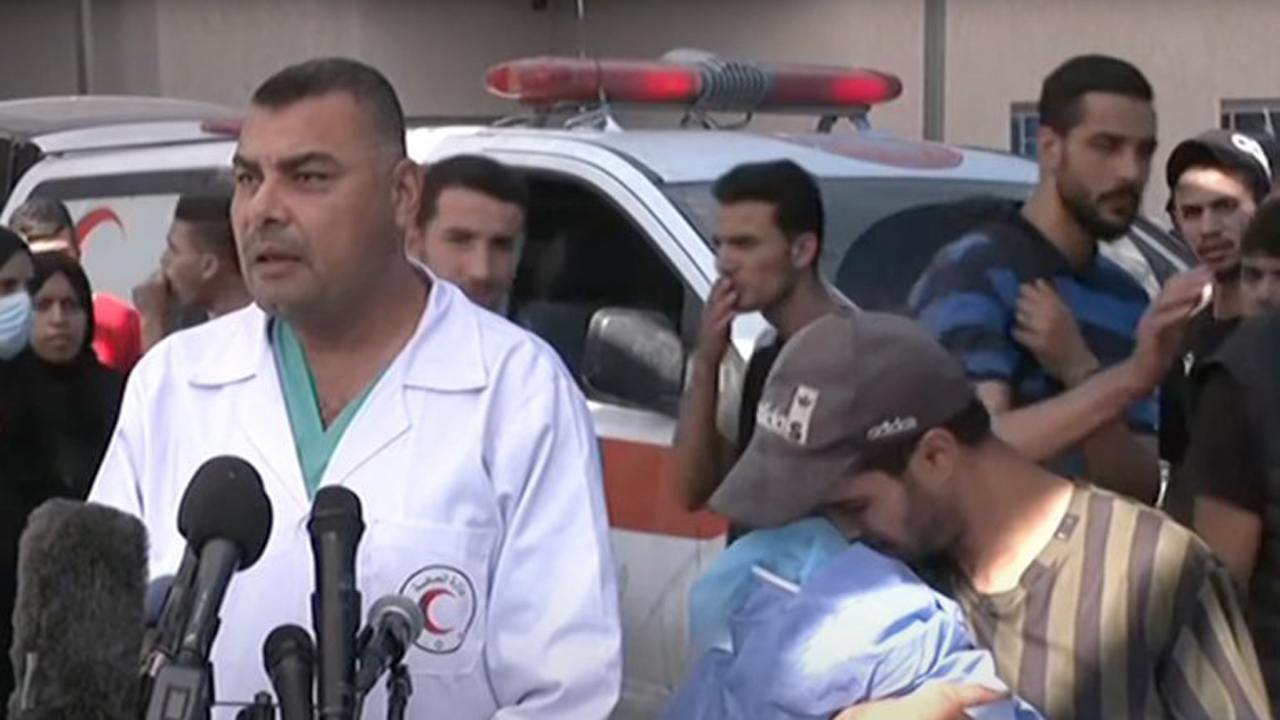 মৃত শিশুর কপালে আলতো চুমু দিয়ে কান্নায় ভেঙে পড়লেন তিনি