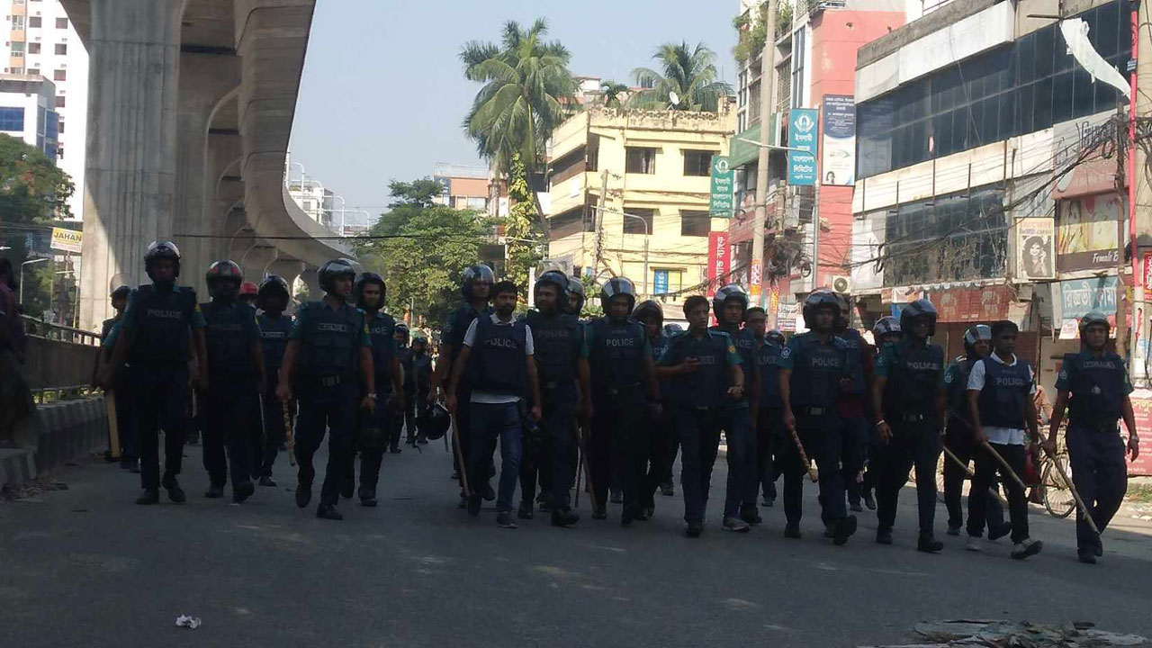 মিরপুরে সড়ক থেকে শ্রমিকদের সরিয়ে দিল পুলিশ