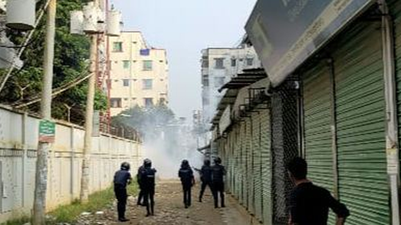 শ্রমিক-পুলিশের ধাওয়া-পাল্টা ধাওয়ায় ভ্যানচালক গুলিবিদ্ধ