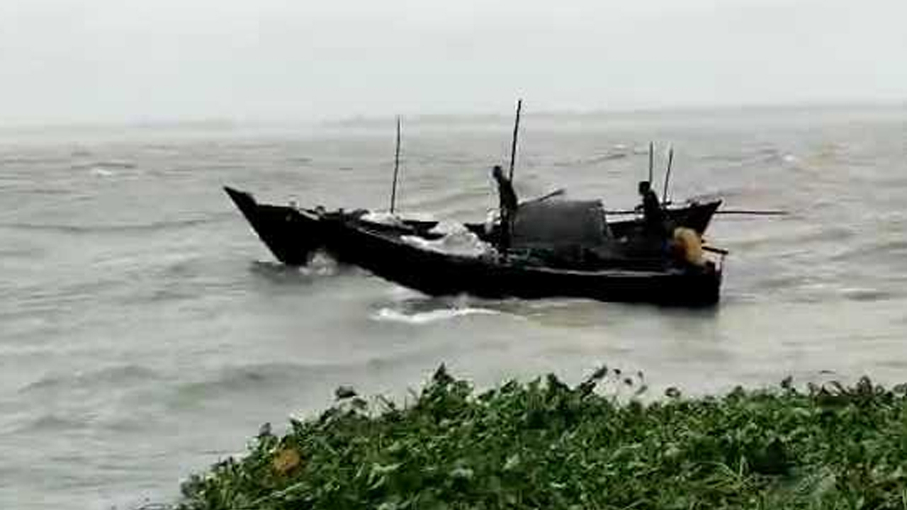 মিধিলির তাণ্ডবে ট্রলারডুবে বরগুনার ৮ জেলে নিখোঁজ