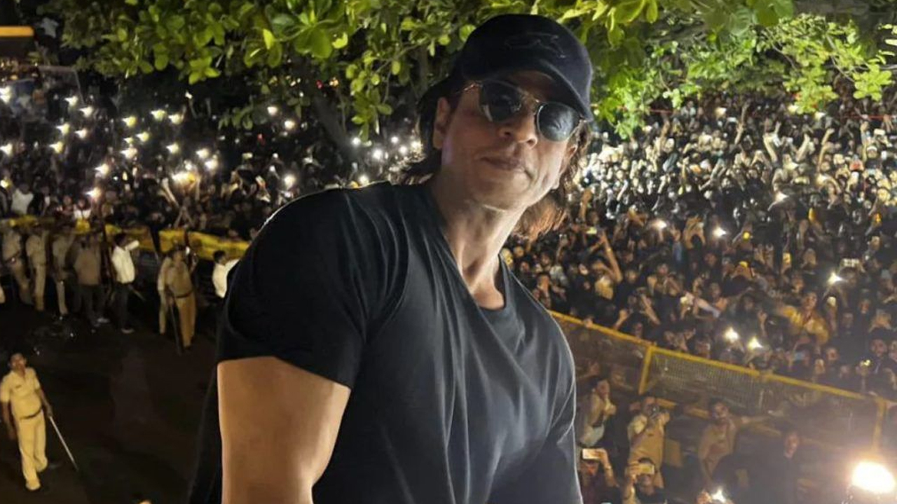 জন্মদিনে শাহরুখকে দেখতে গিয়ে মোবাইল হারালেন ১৭ জন!