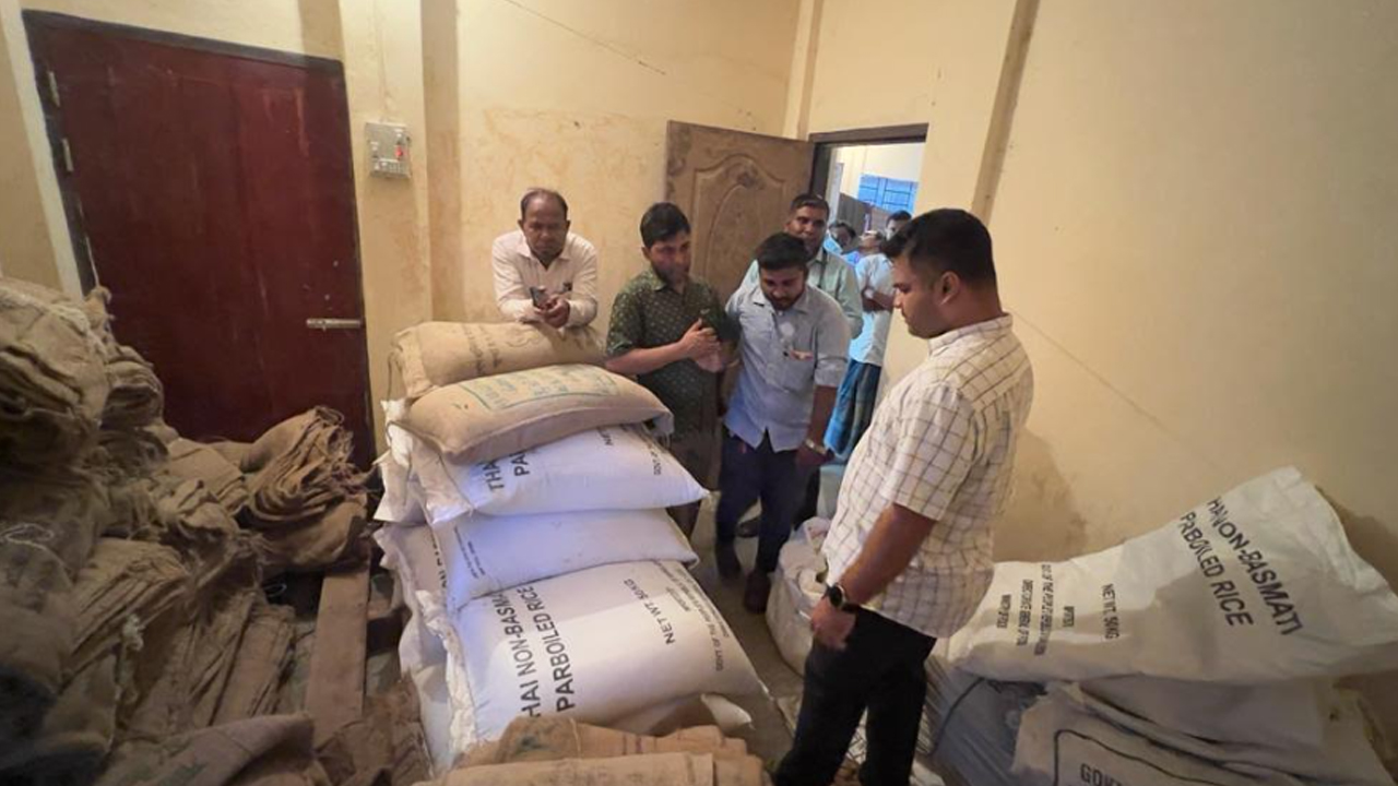 খাদ্য কর্মকর্তার বাসভবন থেকে ১ হাজারেরও বেশি চালের বস্তা জব্দ