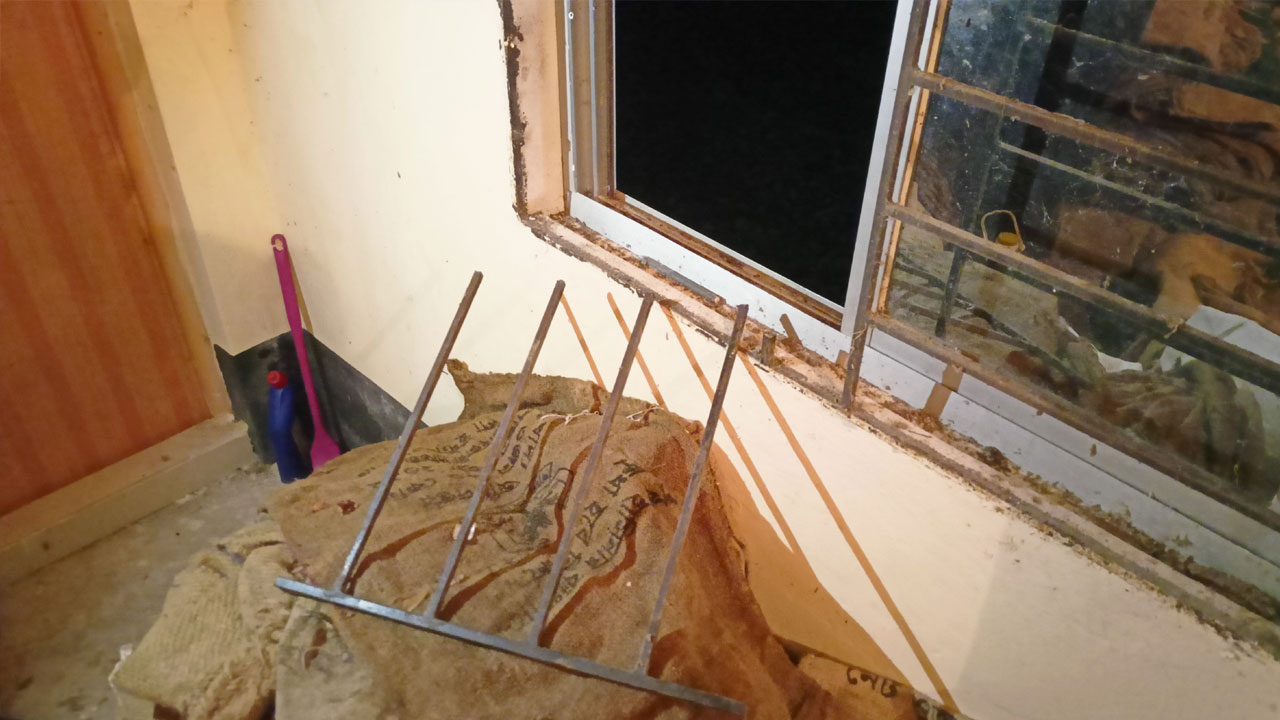 সিলগালা করা ভবনের গ্রিল কেটে বস্তা সরানোর চেষ্টা খাদ্য কর্মকর্তার