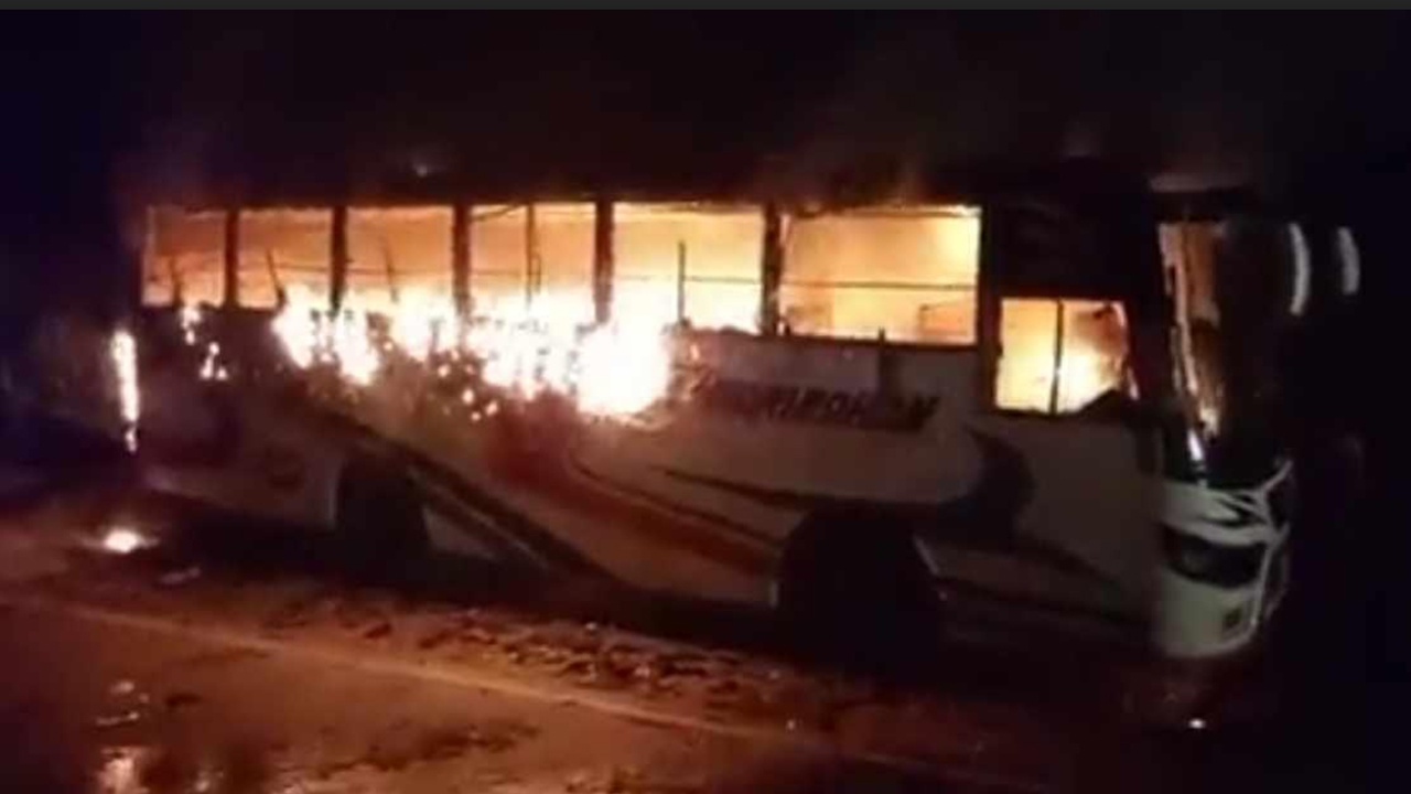 টাঙ্গাইলে দাঁড়িয়ে থাকা বাসে আগুন