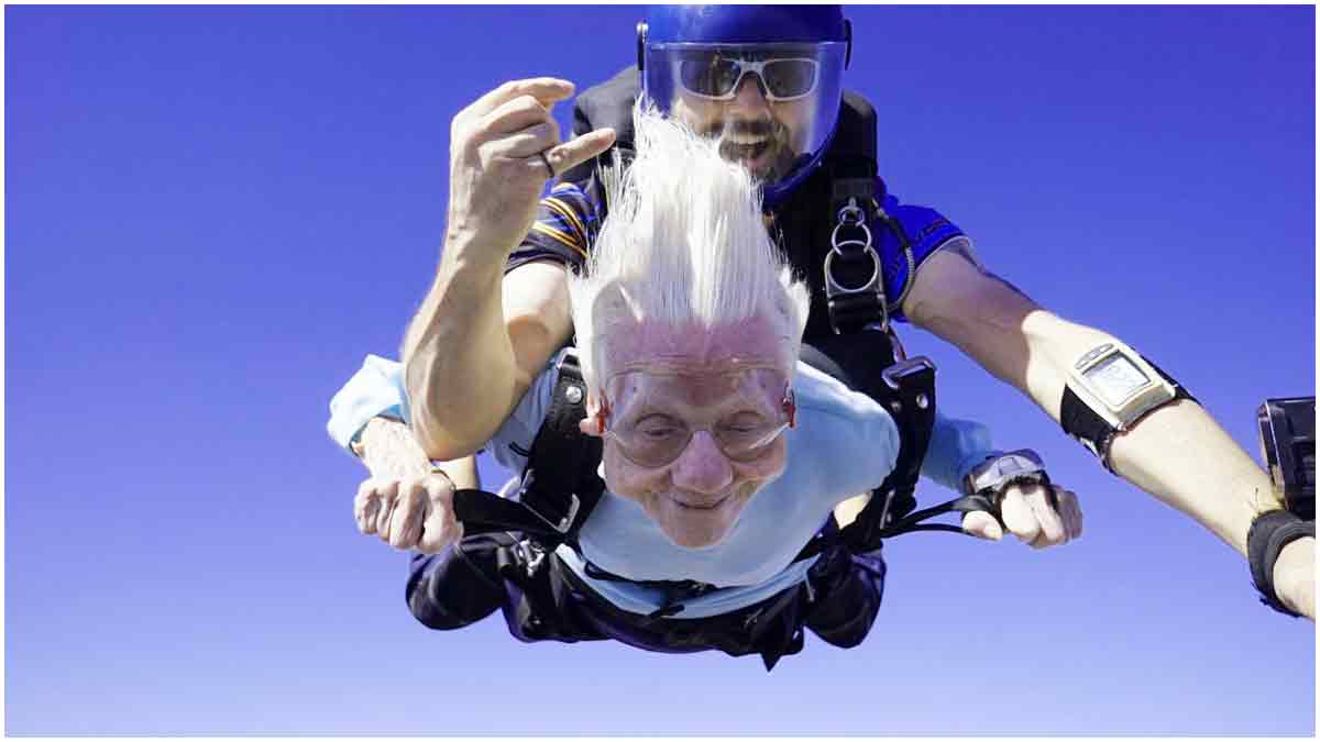 ভিডিও: ১০৪ বছর বয়সে বিমান থেকে স্কাইডাইভের রেকর্ড মার্কিন নারীর