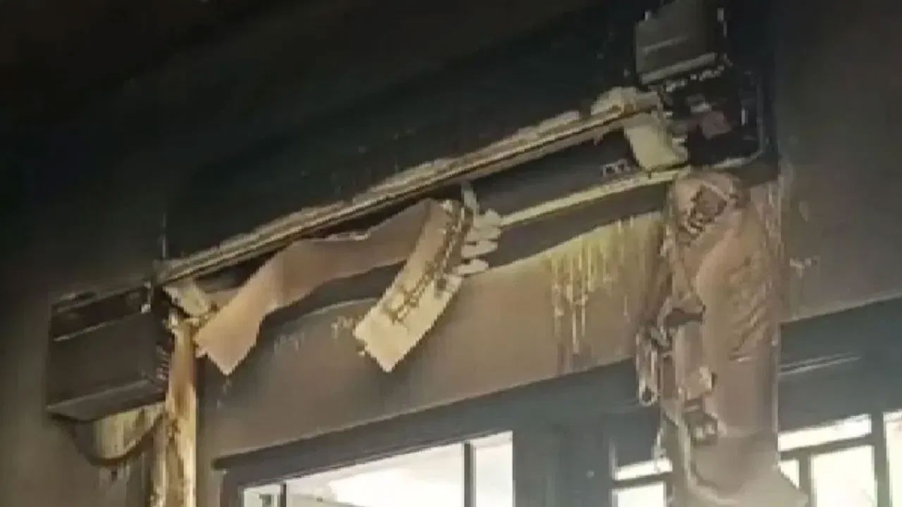 হঠাৎ এসি বিস্ফোরণ, ঘুমের মধ্যেই প্রাণ গেল মা-মেয়ের