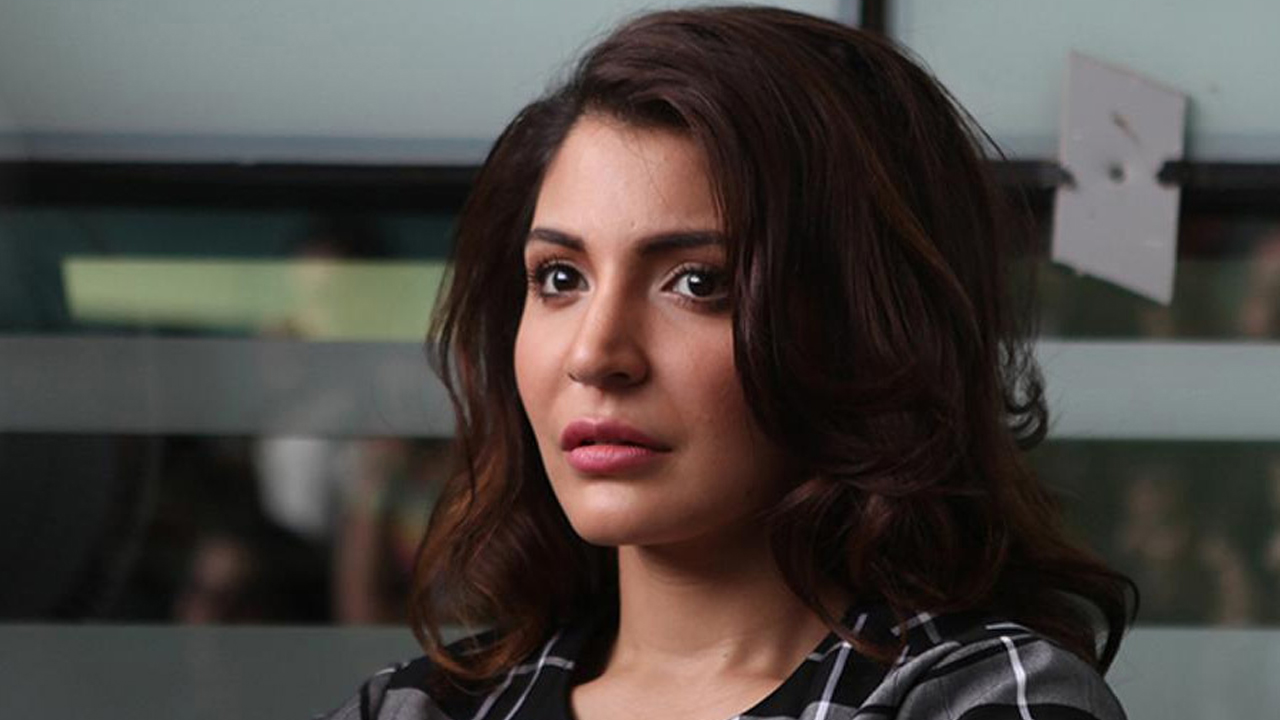 ছবি তুলতে মানা আনুশকার, দিলেন ধমক! 