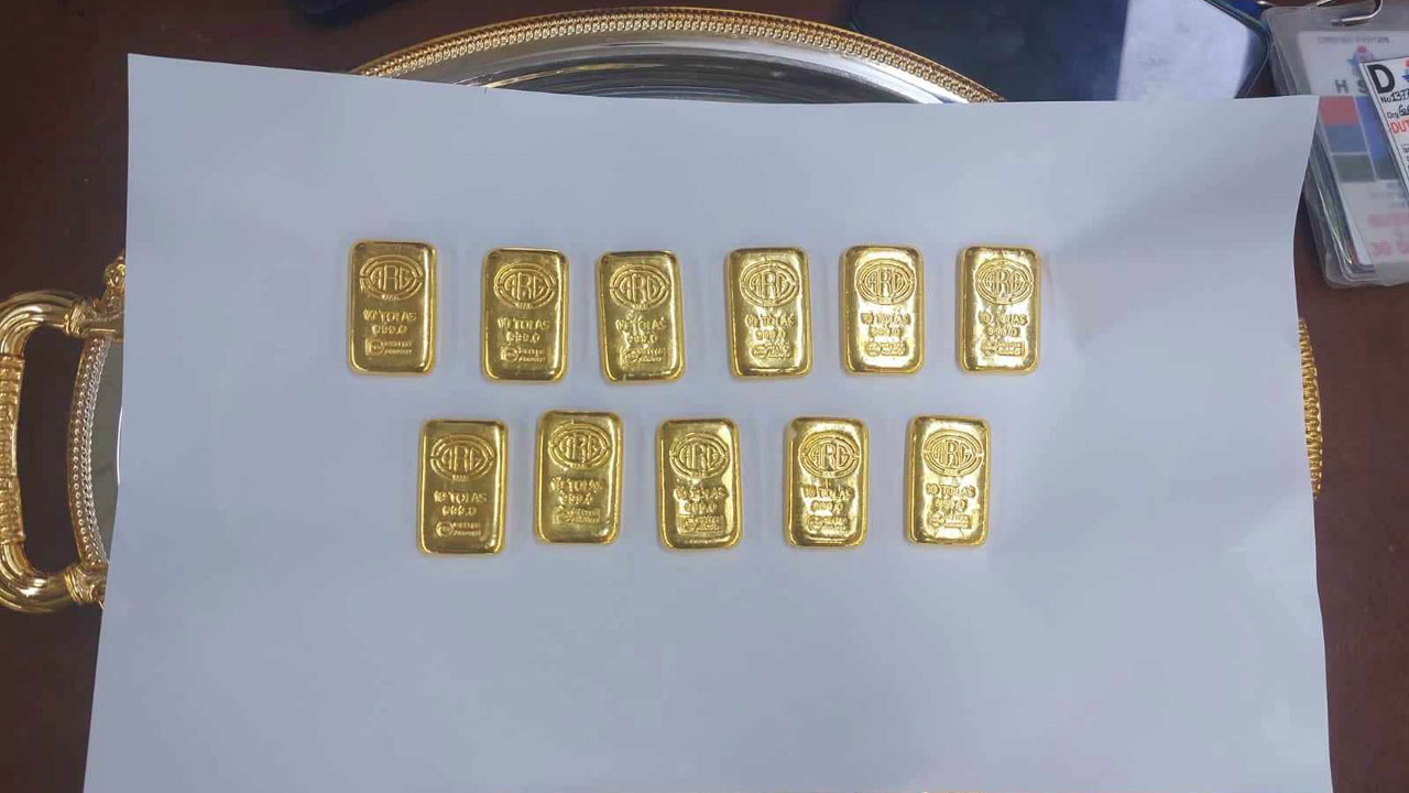 বিমানবন্দর কর্মীর কাছ থেকে ১১ সোনার বার উদ্ধার