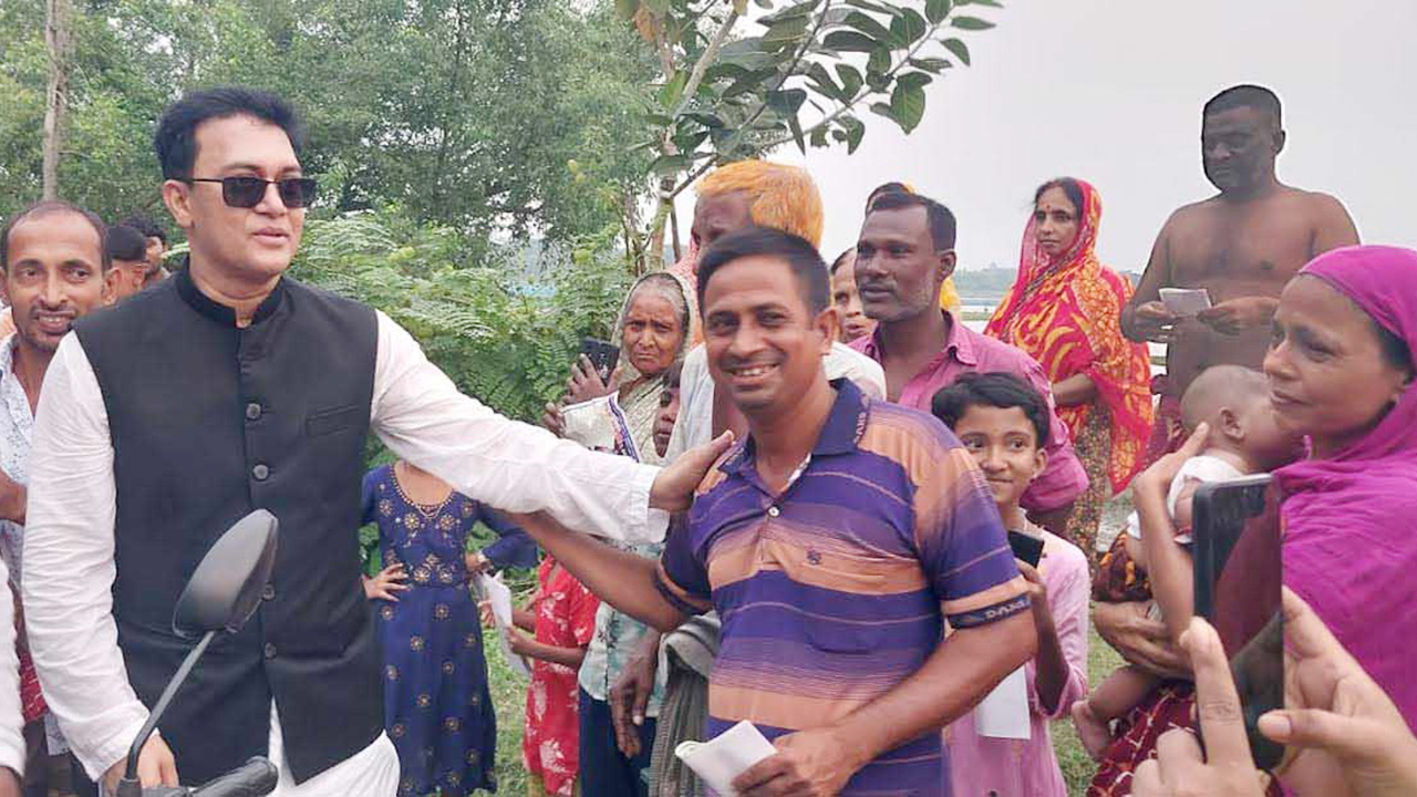 মোংলায় চিত্রনায়ক শাকিল খানের নির্বাচনী গণসংযোগ