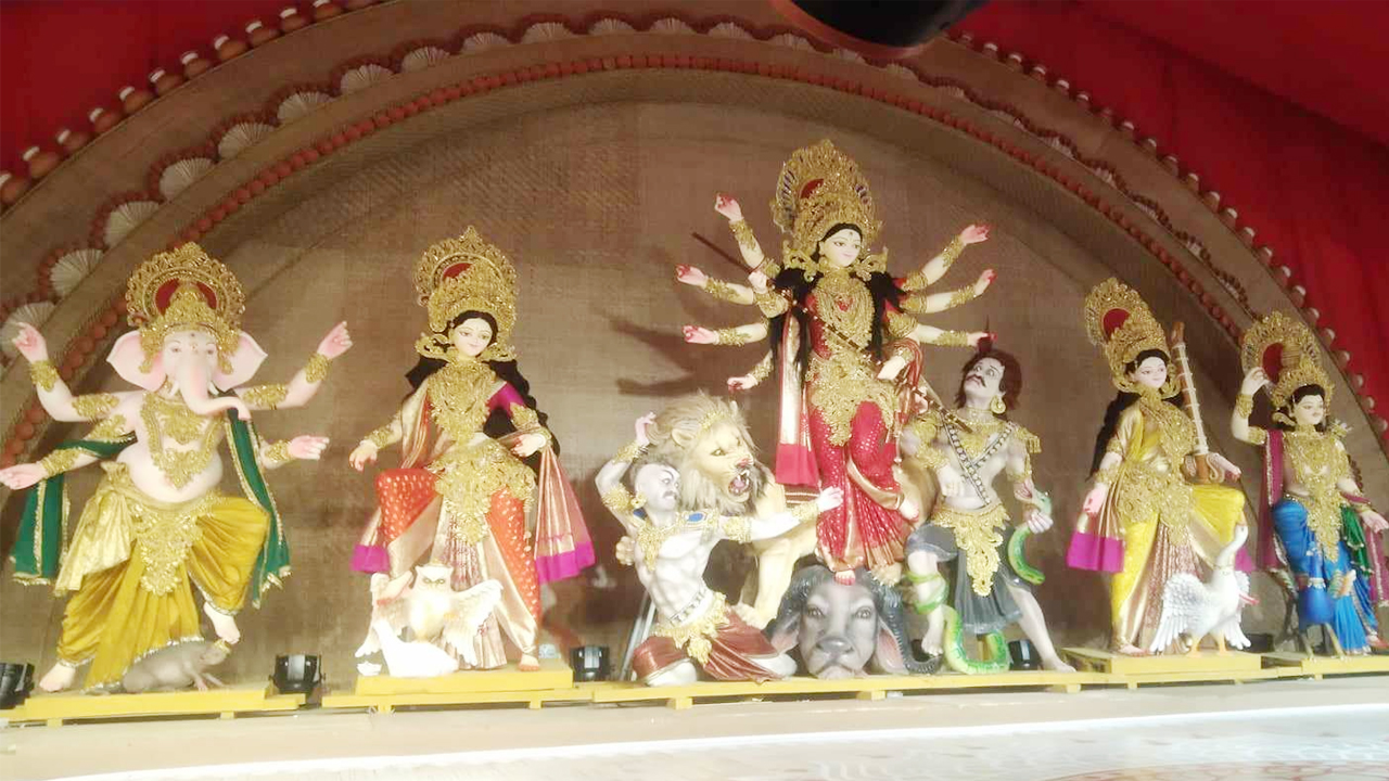 উৎসবের সাজে তরুণ-তরুণীদের ভিড় বনানী মণ্ডপে