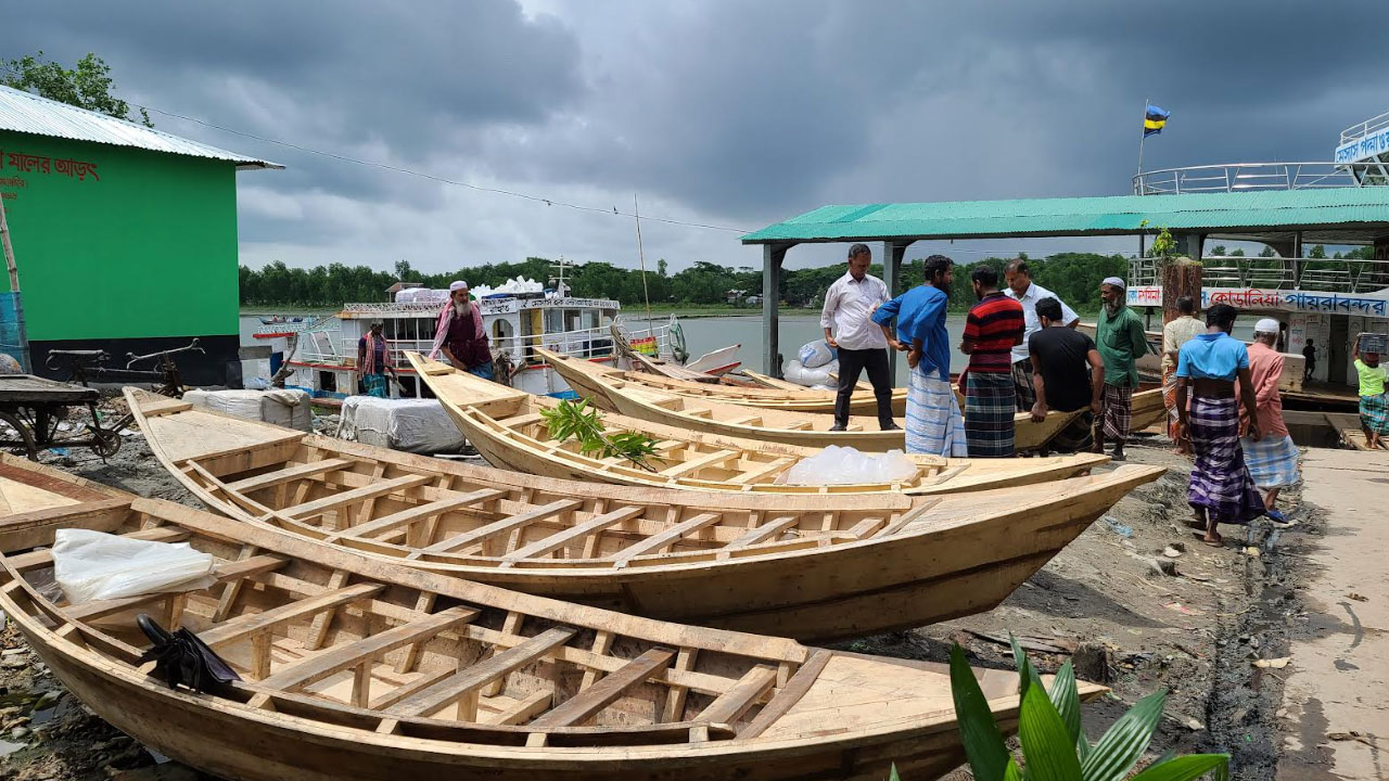 জৌলুস হারাচ্ছে পটুয়াখালীর শতবর্ষী ডিঙি নৌকার হাট