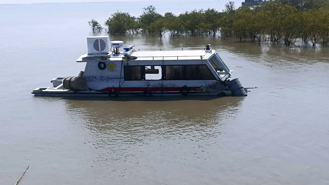 ঘূর্ণিঝড় হামুনে ভেঙে গেছে কুতুবদিয়ার একমাত্র সি অ্যাম্বুলেন্স