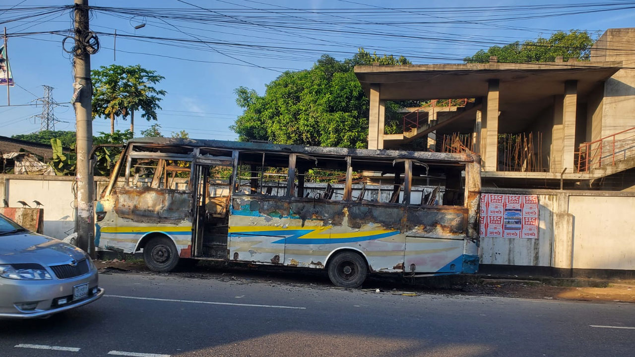 চট্টগ্রামে সকাল পর্যন্ত ৩ বাসে আগুন, অবরোধেও ছেড়ে গেছে ট্রেন