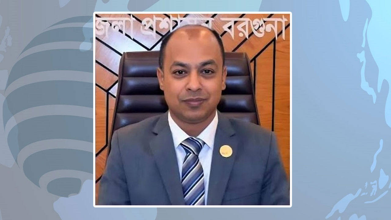 বরগুনার সাবেক ডিসির সঙ্গে এক নারীর গোপন ভিডিও ভাইরাল