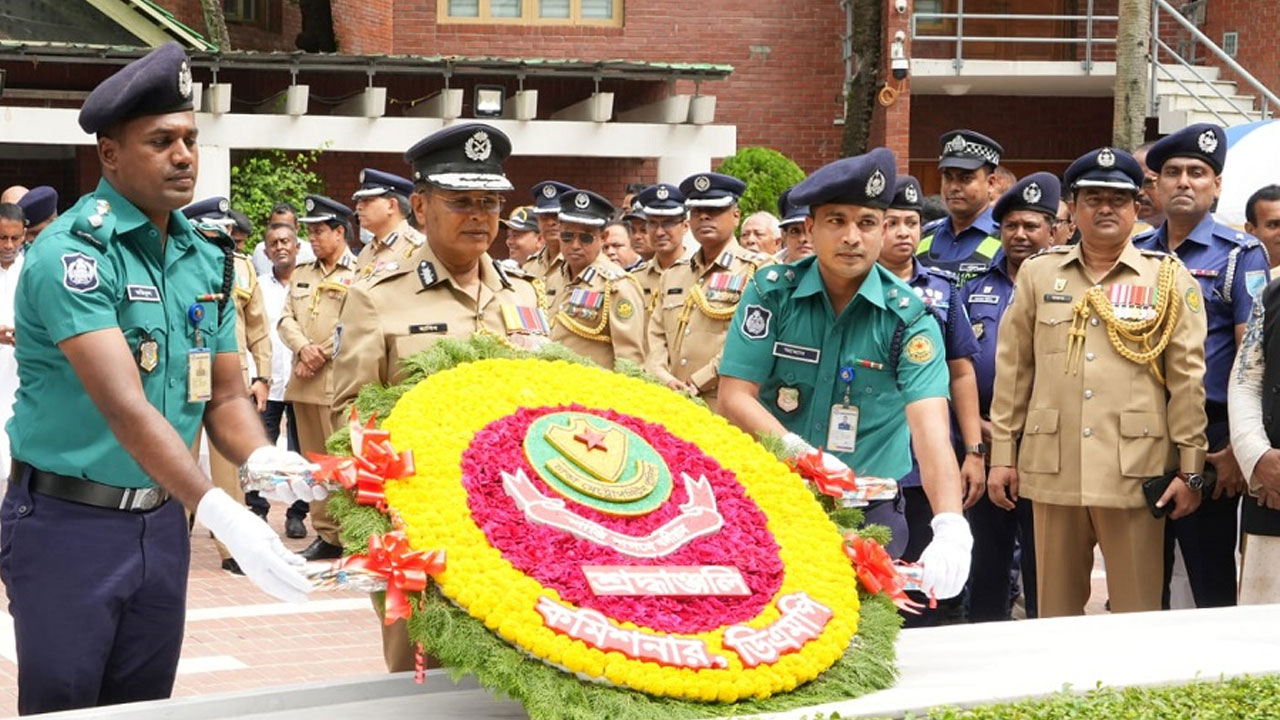 বঙ্গবন্ধুর সমাধিতে নতুন ডিএমপি কমিশনারের শ্রদ্ধা