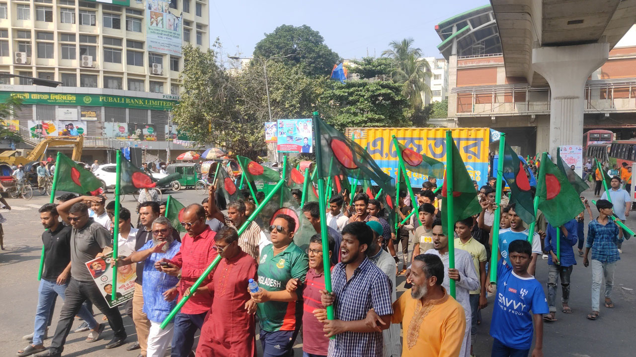 ঢাবিতে হাতে জিআই পাইপ নিয়ে বাসভর্তি শতাধিক আ.লীগ নেতাকর্মী