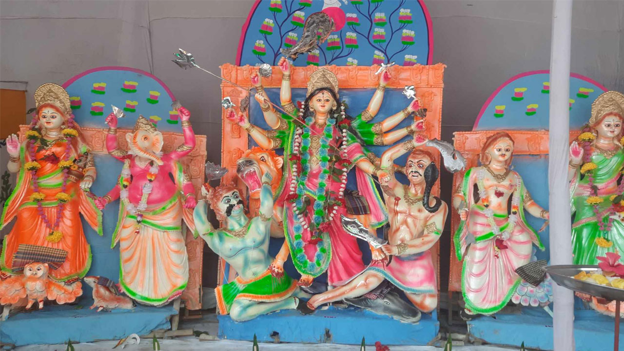 আজ মহাঅষ্টমী : মণ্ডপে মণ্ডপে চলছে দেবী বন্দনা