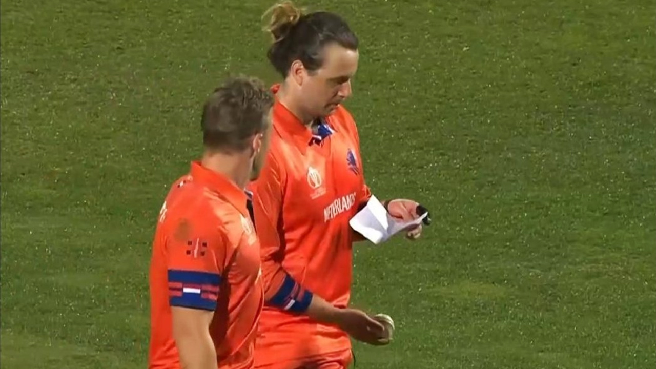 প্রোটিয়াবধের ম্যাচে কী লেখা ছিল ডাচ ক্রিকেটারদের চিরকুটে?