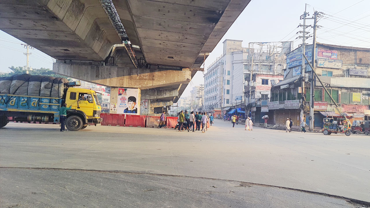 গাজীপুরে বন্ধ দূরপাল্লার বাস, যাত্রীদের দুর্ভোগ