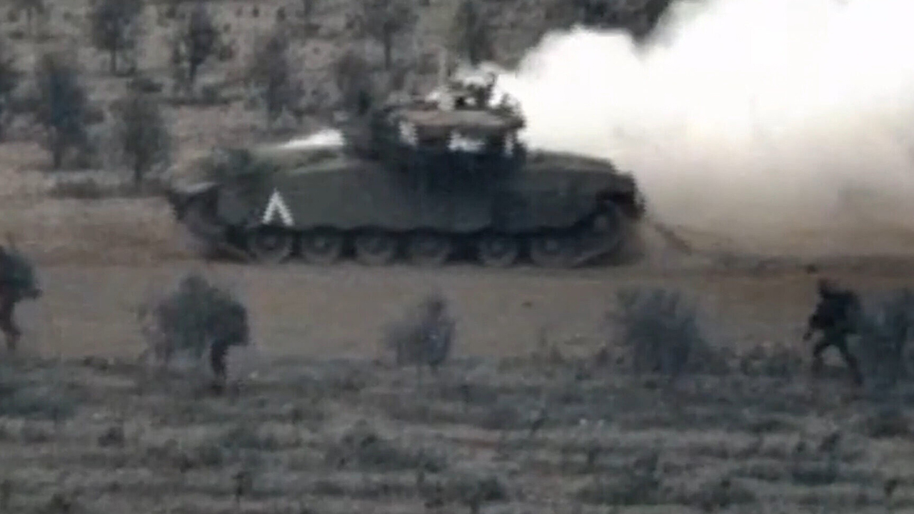 সুড়ঙ্গ থেকে বেরিয়ে ইসরায়েলি সেনাদের উপর হামাসের হামলা