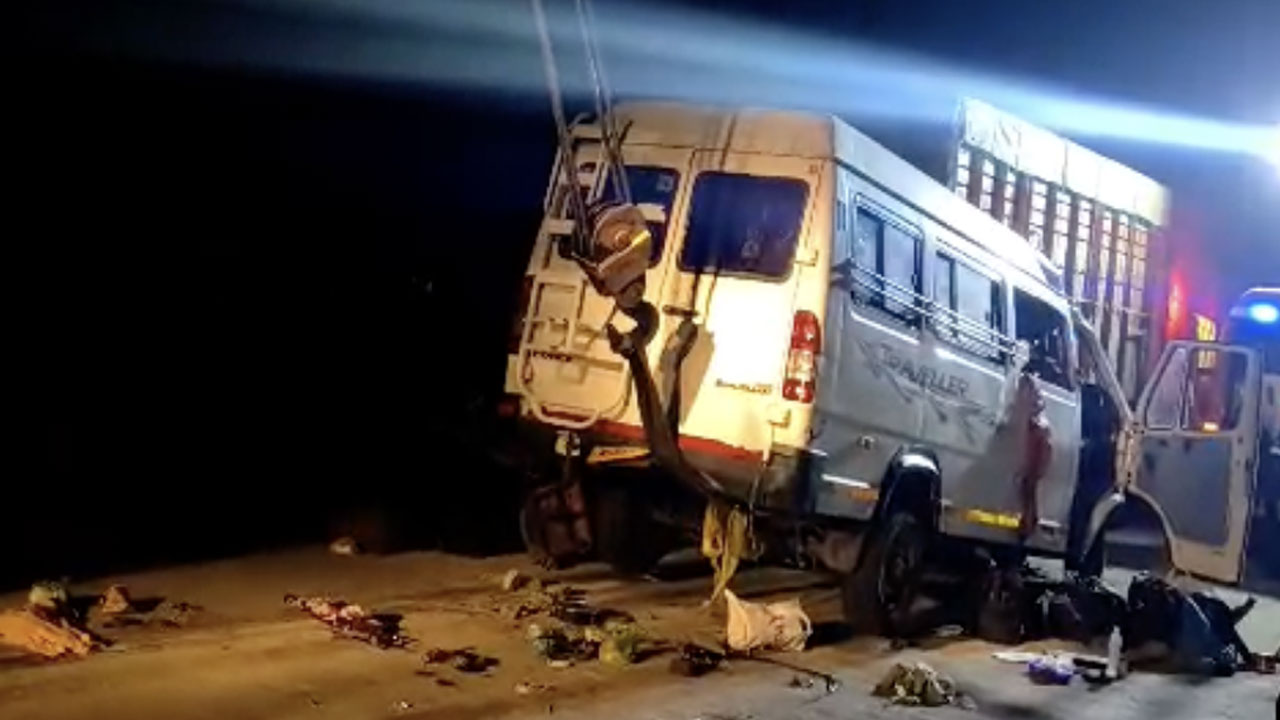 ভারতে ট্রাক-মিনিবাস সংঘর্ষে নিহত অন্তত ১২