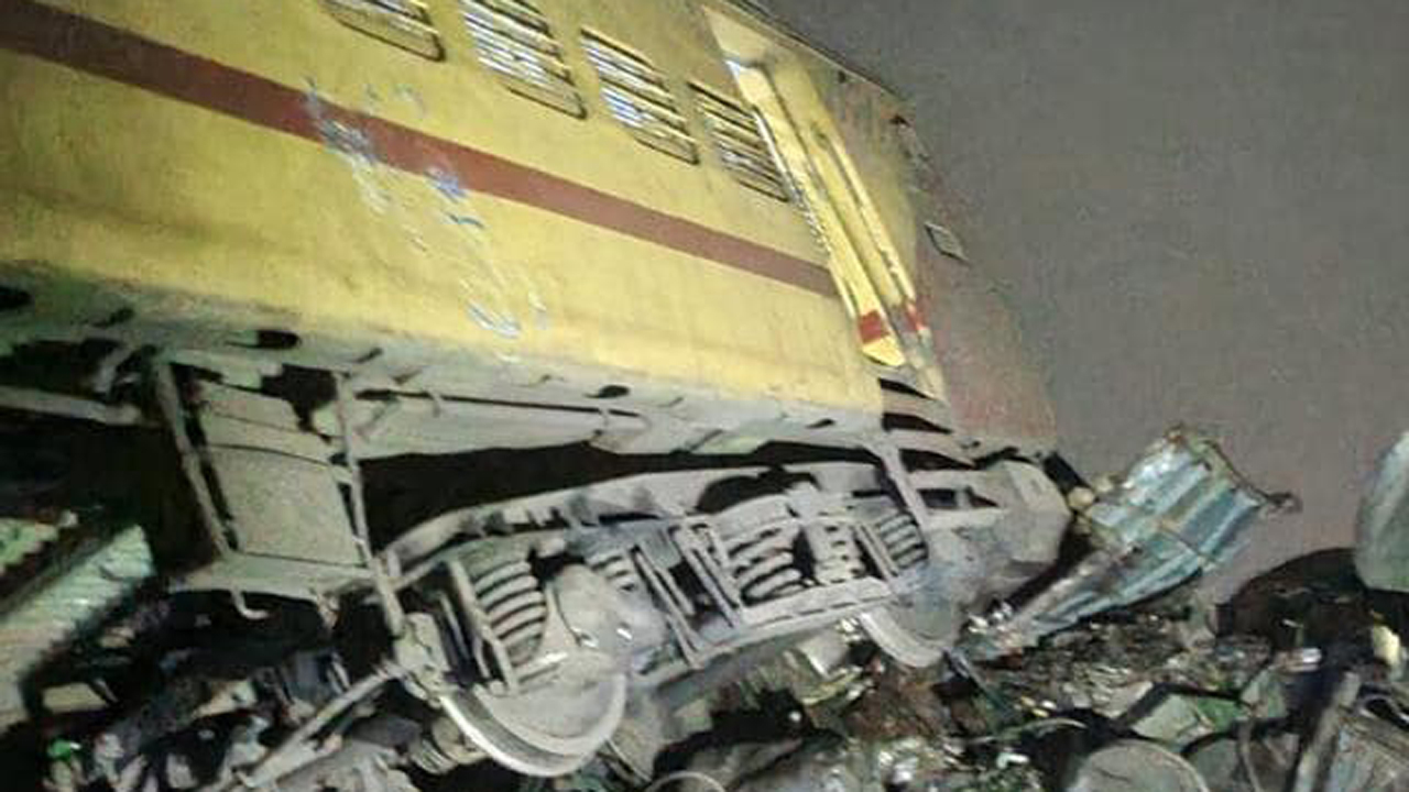 ভারতে দুই ট্রেনের মধ্যে ভয়াবহ সংঘর্ষ, নিহত ৬