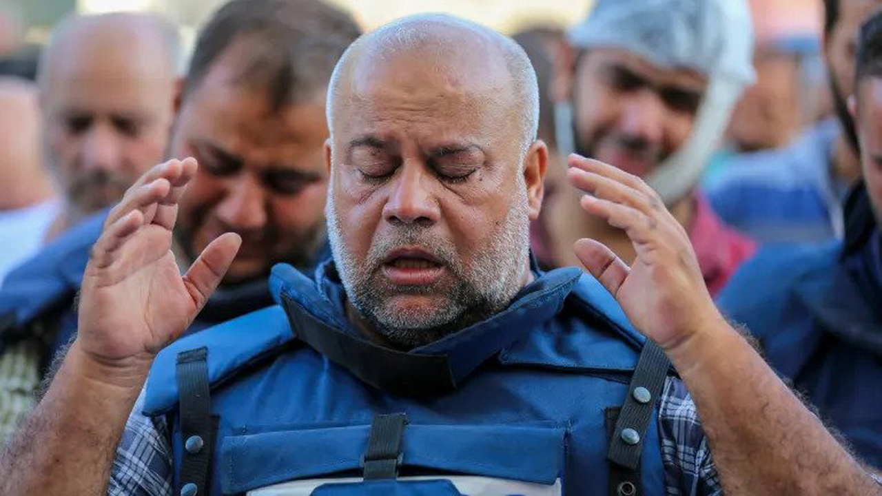 নিজে জানাজা পড়িয়ে স্ত্রী-সন্তানকে সমাহিত করলেন আলজাজিরার সাংবাদিক