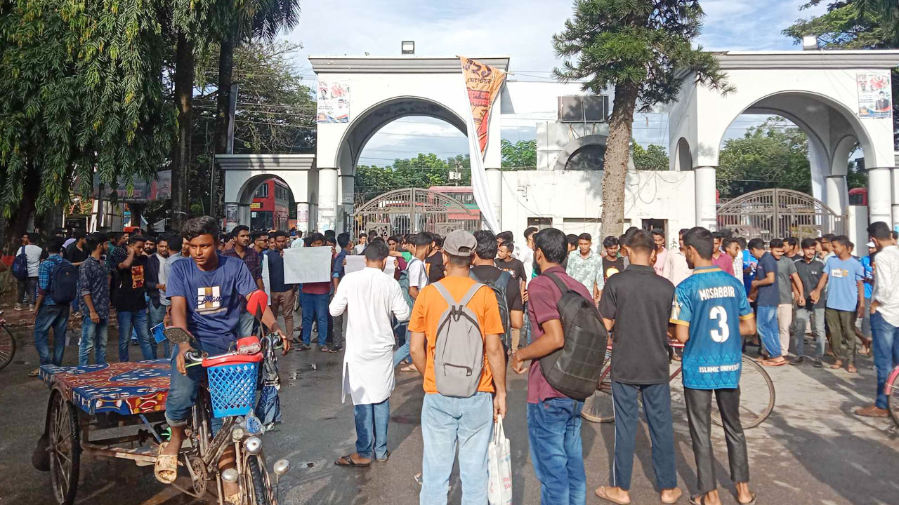 ৬ শিক্ষার্থীকে বহিষ্কারের প্রতিবাদে ইবির প্রধান ফটকে তালা