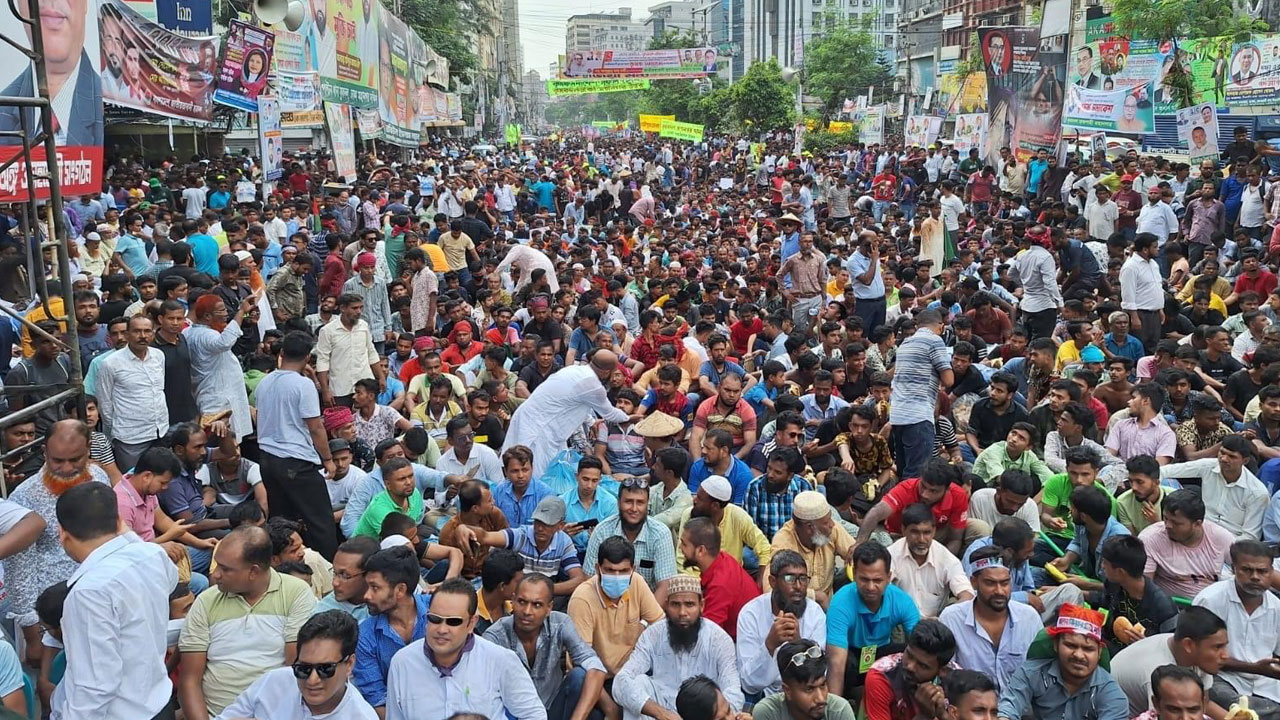 পল্টনে চলছে বিএনপির কৃষক সমাবেশ