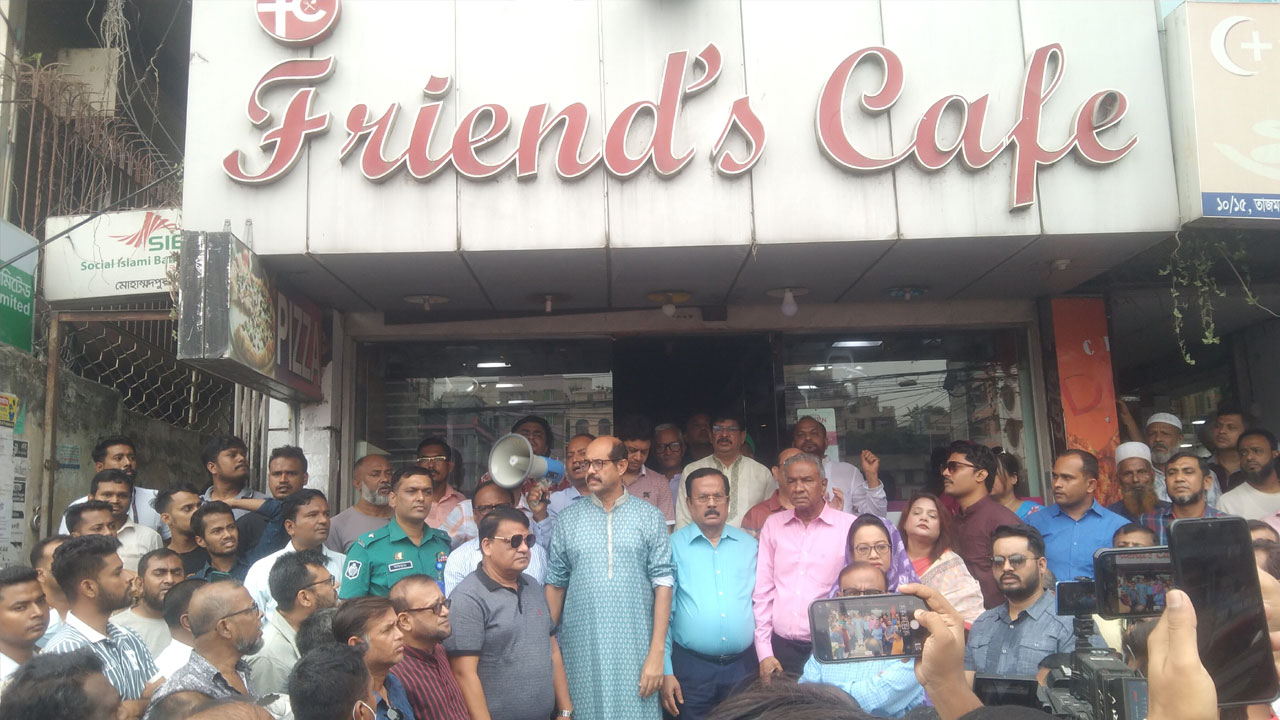 কৃষি মার্কেটের আগুনে ক্ষতিগ্রস্ত ব্যবসায়ীদের সঙ্গে বসেছেন মেয়র