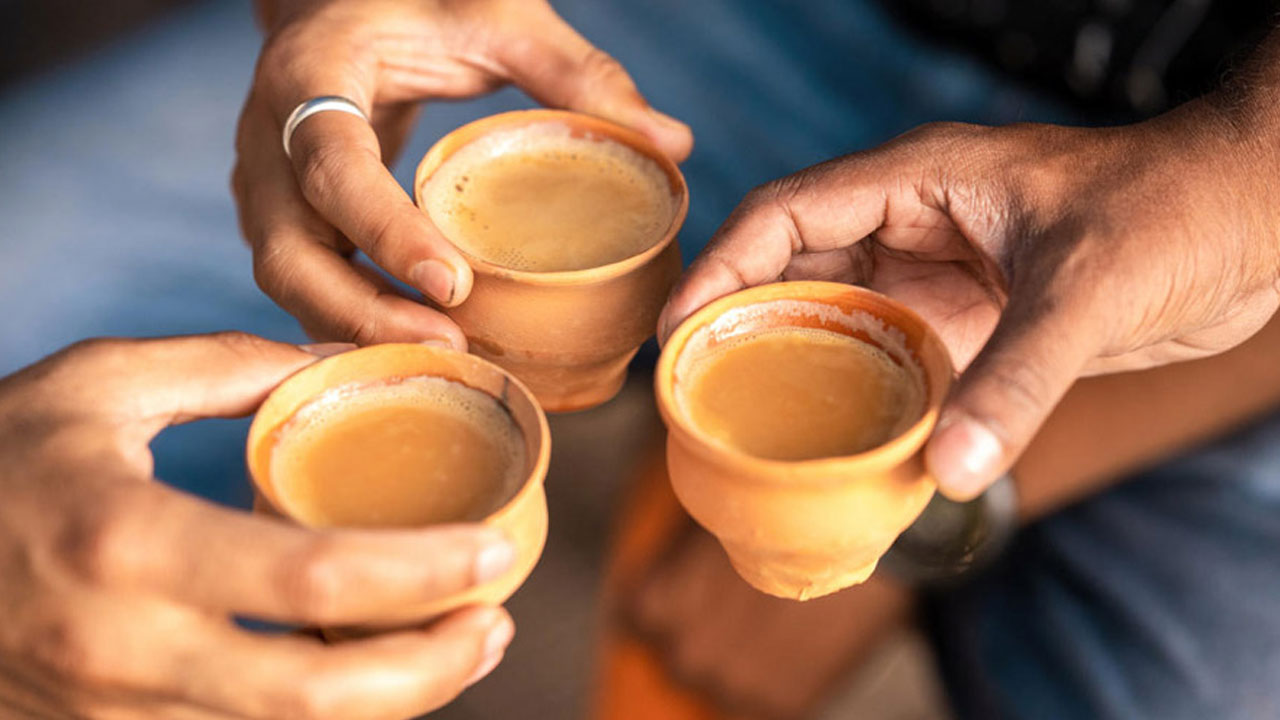 পশ্চিমবঙ্গ : ঘুম কাটাতে রাতে লরিচালকদের চা খাওয়াবে পুলিশ