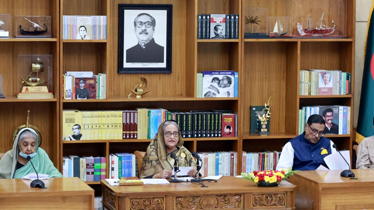 যাদের স্যাংশন দেবে, তাদের কাছেই নিরাপত্তা চাইবে!