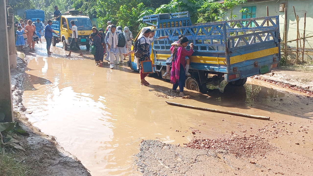 খানাখন্দে ভরা দেড় কিলোমিটার সড়ক যেন মরণফাঁদ