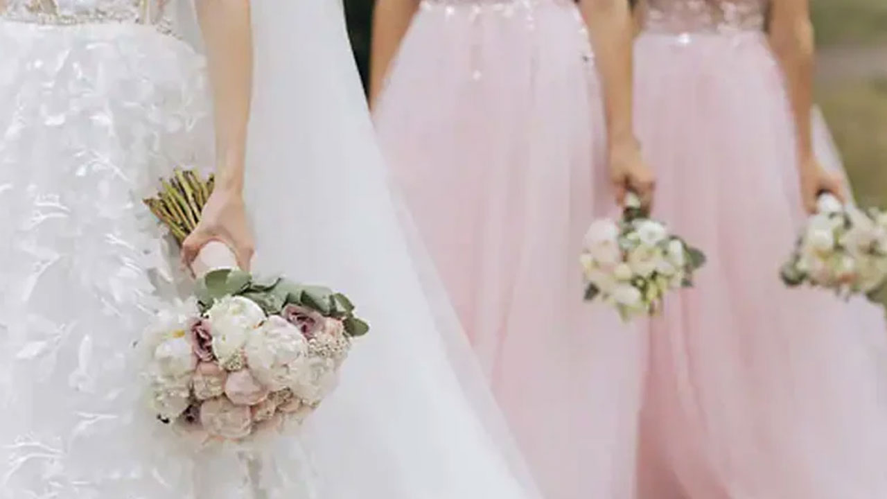 ২০ বছরের চেষ্টায়ও মেলেনি পছন্দের পাত্র, শেষে নিজেকেই বিয়ে তরুণীর!